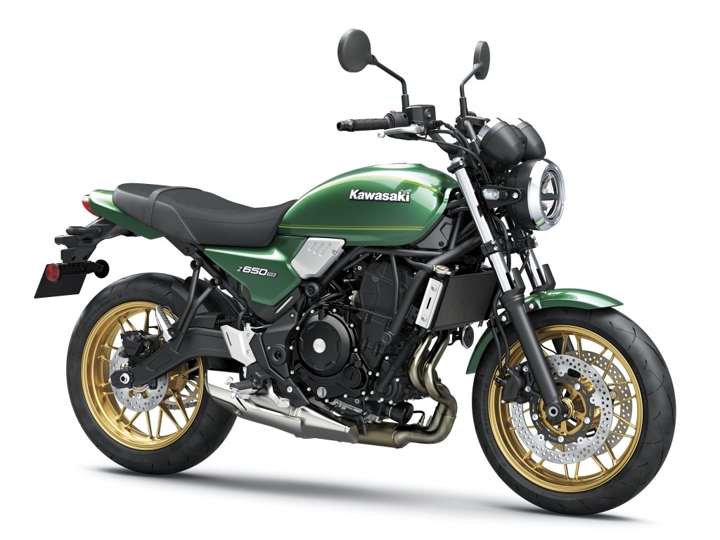 <div class='descrGalleryTitle'>KAWASAKI Z650RS</div><div class='descrGalleryText'><p>La famiglia Rétro Sports di Kawasaki si è appena arricchita di questa bella 650, che <b><u><a href="https://www.dueruote.it/prove/anteprime/2021/11/12/kawasaki-z650rs-la-prova-il-prezzo.html">abbiamo già provato</a></u></b>. Oltre al classico verde, è proposta in grigio-nero e in questo elegante nero con filetti verdi degno di Diabolik. La base tecnica è quella dell’ultima Z650 da 68 CV, disponibile anche in versione 35 kW.</p>
</div>